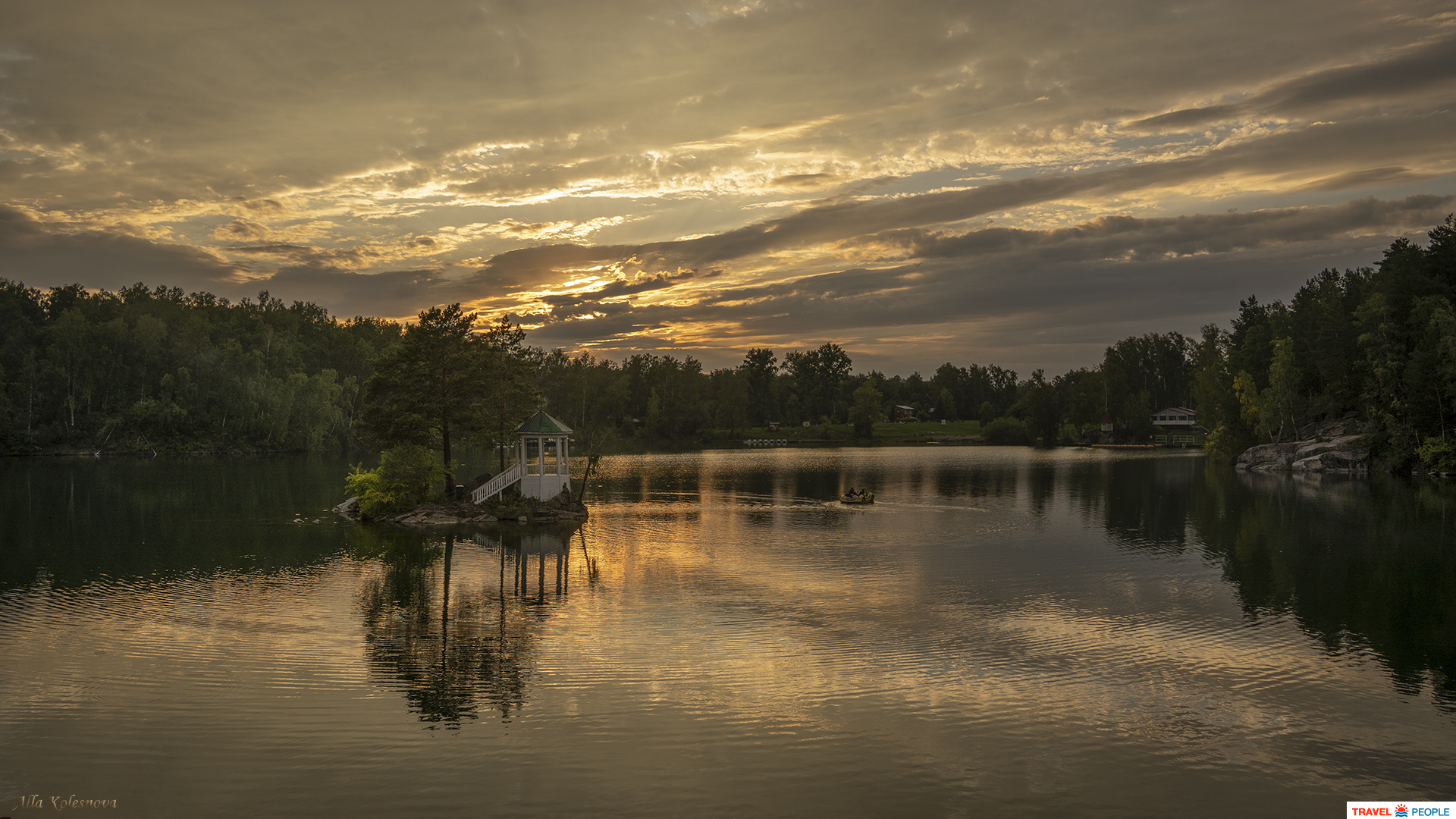 Закат на озере Ая
