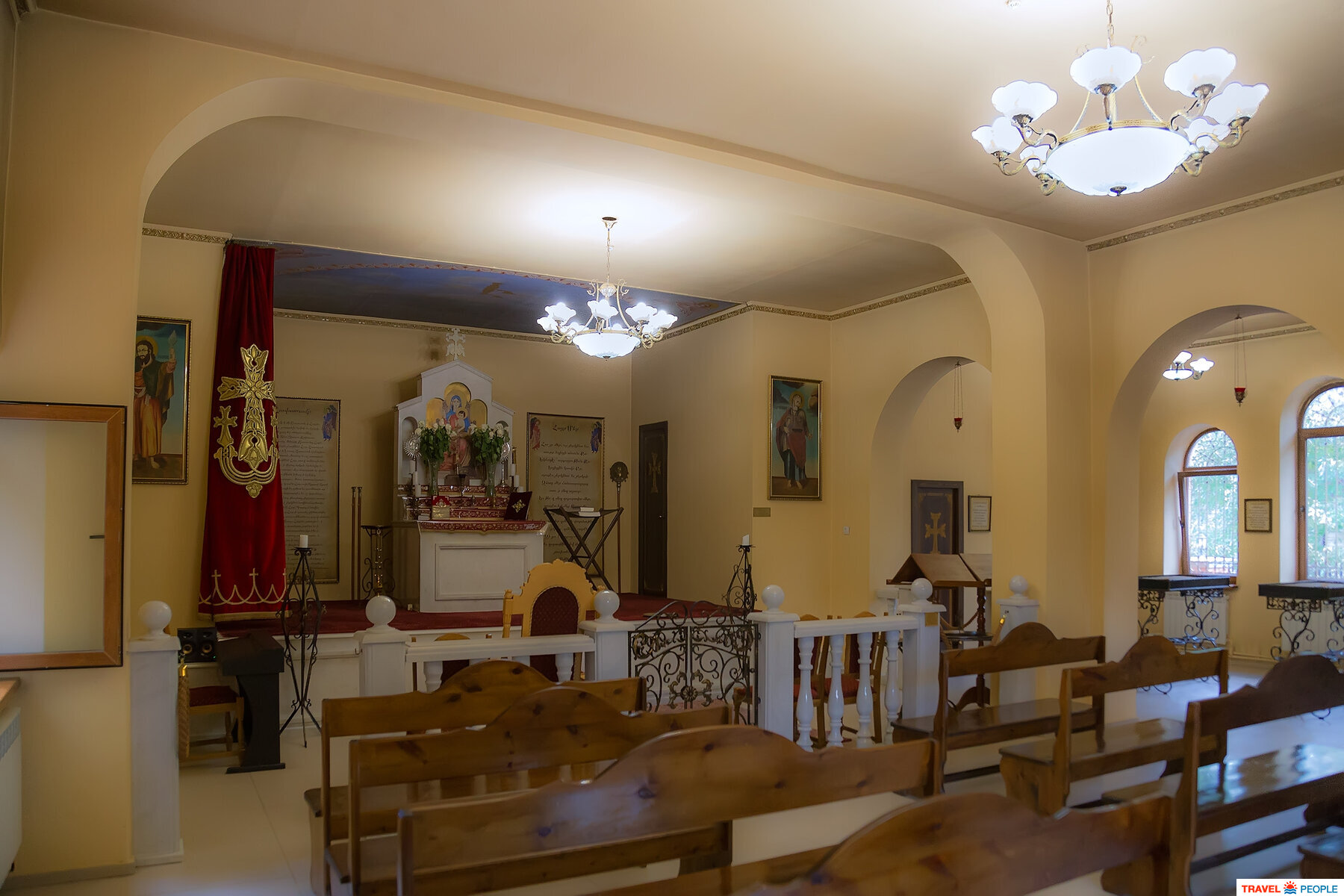 Внутреннее убранство армянской церкви.