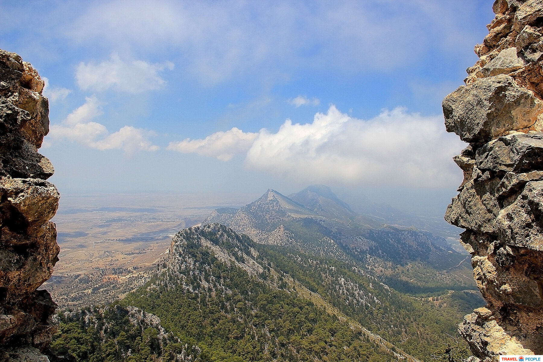 Вид на хребет Кирения