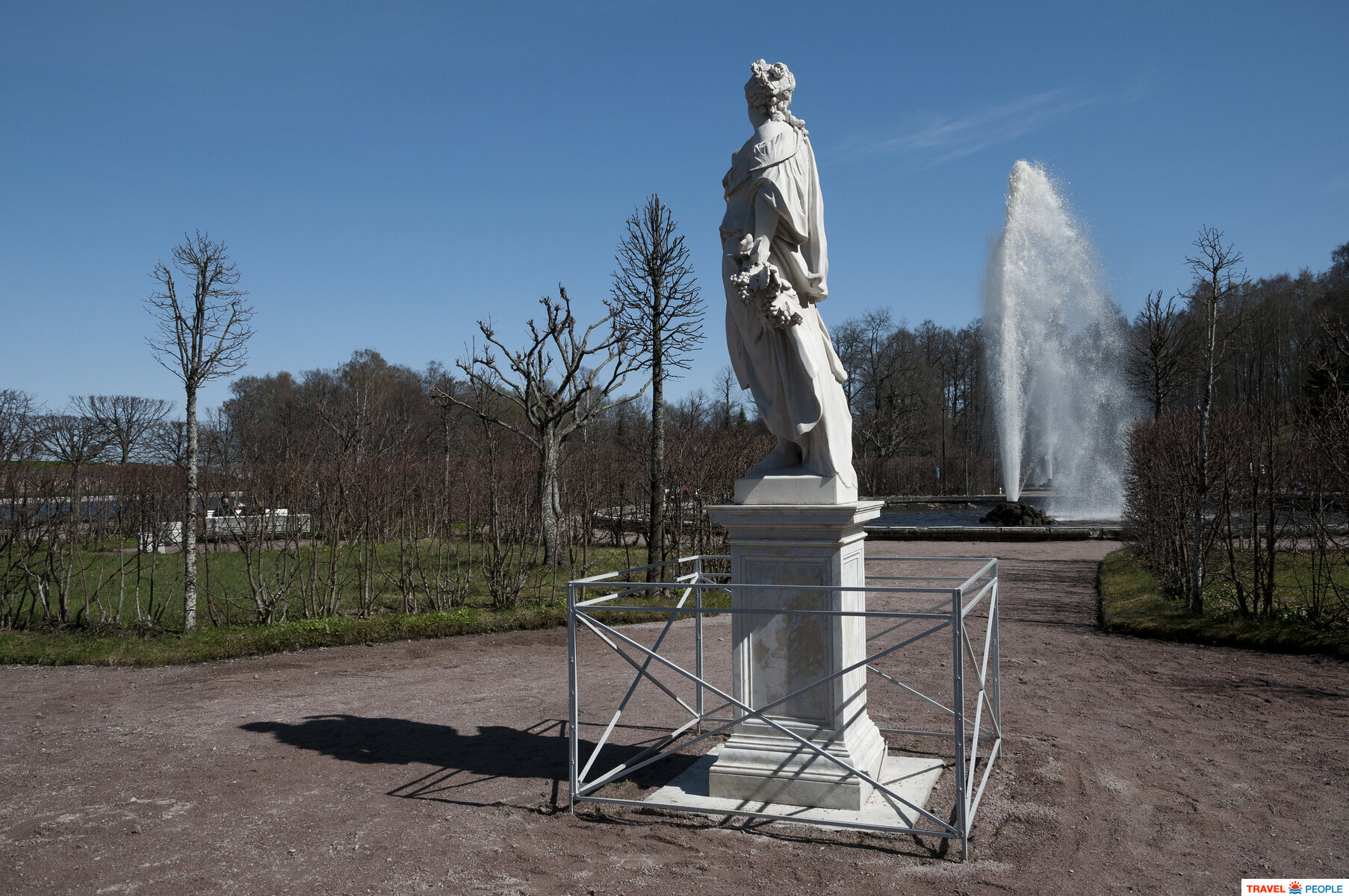 Статуя "Земля" и фонтан Менажерный.