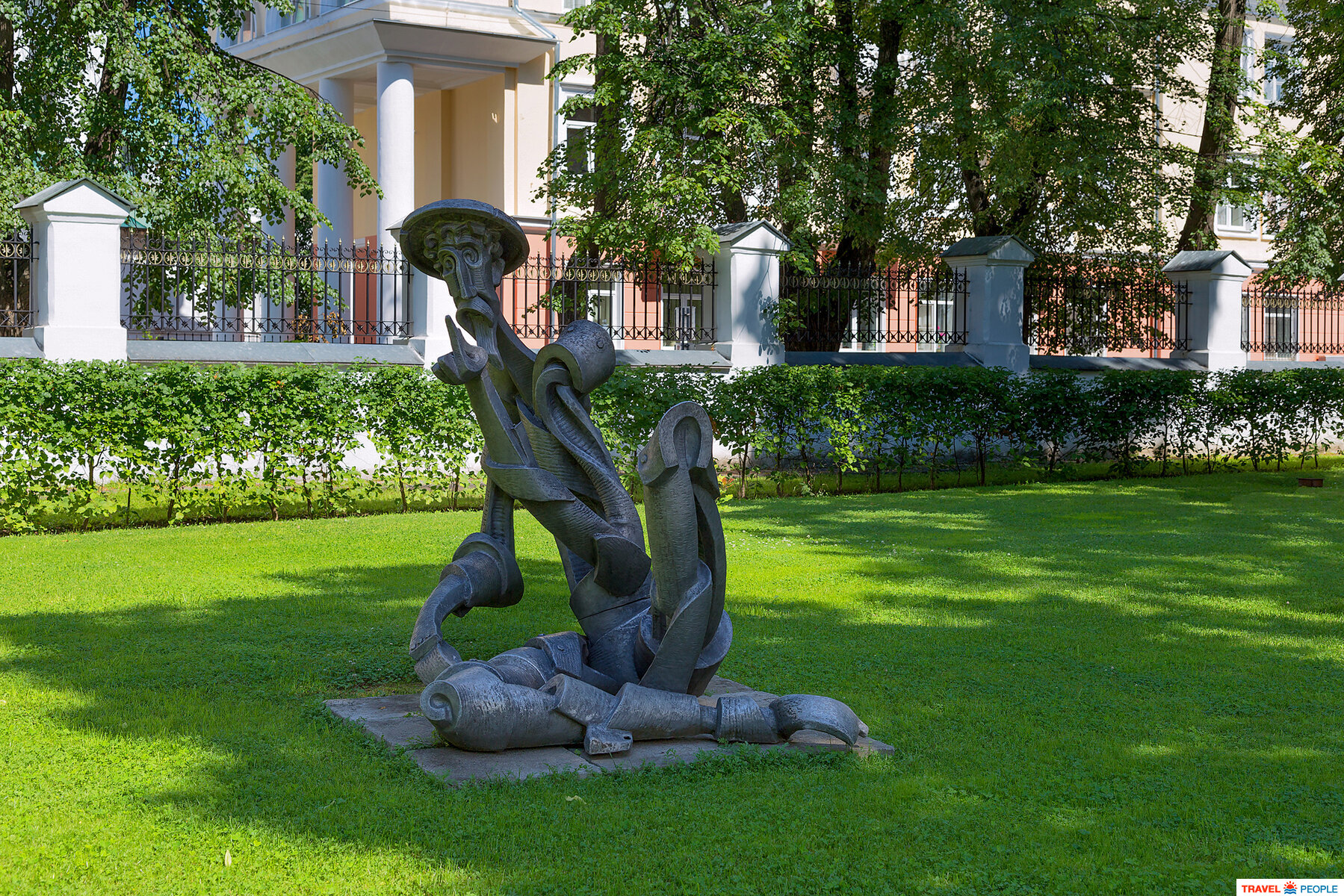 Скульптура Дон Кихота с цветком.