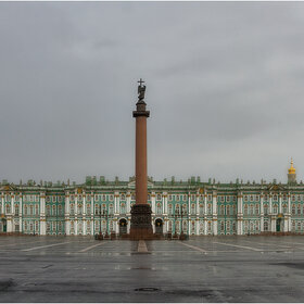 Раннее утро. Вид на Александровскую колонну и Зимний дворец.