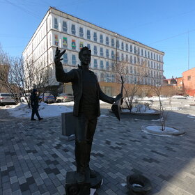Памятник уличному музыканту