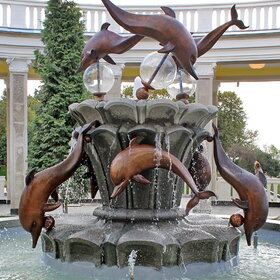 фонтан с дельфинами в здании Северного Речного вокзала