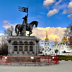 памятник Владимиру Мономаху во Владимире