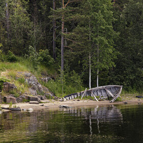 Старая лодка у берега острова Валаам.