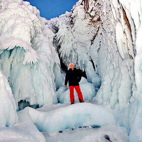 Ледяные узоры скал Байкала