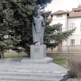 Памятник архиепископу Луке