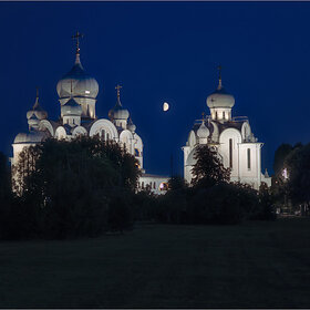 Вид на храмовый комплекс на Пискаревском проспекте в лунную ночь.