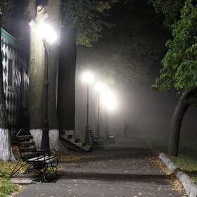 Ночная прогулка в туманном парке.