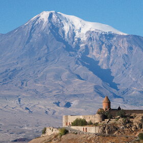 Армения. Панорама  монастыря Хор Вирап с видом на гору Арарат