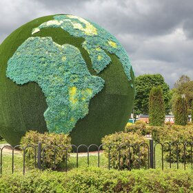Арт-объект "Зеленая планета" в центральном парке Тулы
