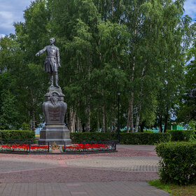 Памятник Петру I на набережной Петрозаводска.