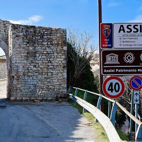 Ворота города Ассизи. Этот старинный город знаменит тем, что здесь в 1181 году родился святой Франциск Ассизский, основатель католического ордена францисканцев.