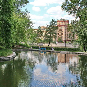 Москва,пруд в Нескучном саду.