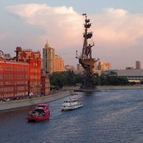 по Москве - реке