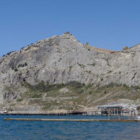 Вид на Генуэзскую крепость с пляжа Судака