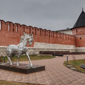 У стен Тульского кремля.