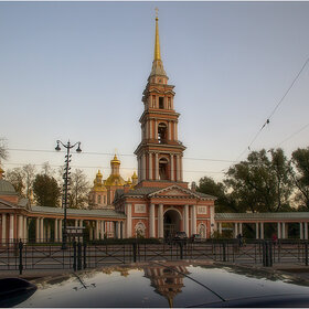 Вид на колокольню и Крестовоздвиженский казачий собор со стороны Лиговского проспекта.