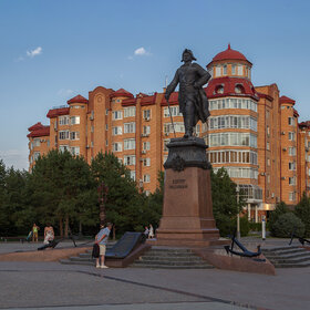 Памятник Перу Первому в Астрахани.